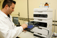 Instituto de Tecnologia do Paraná (Tecpar) realiza rigorosos testes de qualidade na merenda antes que ela chegue aos pratos de 1,3 milhão de estudantes. 21-01-15.