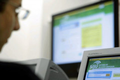 Cerca de quatro mil vagas nas universidades estaduais do Paraná atraíram mais de 64 mil inscrições. Resultado será divulgado hoje (26).