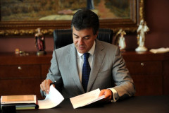 O governador Beto Richa assinou nesta quarta-feira (28) decreto de nomeação de mais 5.522 professores e pedagogos aprovados em concurso para a Rede de Ensino Público do Paraná. Os profissionais serão chamados imediatamente e participarão da redistribuição de aulas na primeira semana de fevereiro. 
