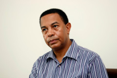 Cloves é formado em Psicologia pela Universidade Federal do Paraná e mestre em Educação pela Pontifícia Universidade Católica do Paraná, instituição na qual é docente do curso de Psicologia desde 1990. O professor é consultor da revistas da área de psicologia PUC/PR, da Universidade Mackenzie, em São Paulo, e da Universidade Federal do Rio de Janeiro. 23-01-15.