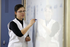 Para professores com 40 aulas, são 26 aulas com alunos e 14 reservadas para preparo de conteúdos, correções de provas e outras ações de melhoria pedagógica.