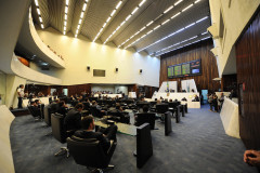 O novo texto, construído em conjunto com os deputados, traz três alterações em relação à proposta original, mantém benefícios e não altera o plano de carreira dos servidores da educação.