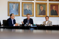 Os grevistas também estão proibidos de obstruir, de qualquer modo, o acesso a escolas ou a qualquer outro órgão público estadual ou de impedir o trabalho de outros servidores públicos.