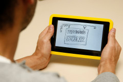 Professores podem usar o tablet educacional para baixar o vídeo ou assisti-lo através do Youtube.