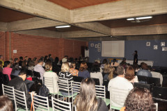 Cerca de 140 diretores, pedagogos e professores se reuniram nesta terça-feira (14), em Curitiba, para debater as propostas do Programa de Aceleração de Estudos – iniciativa da Secretaria de Estado da Educação para garantir que alunos que não estão no ano escolar compatível com a sua idade tenham sucesso nos estudos. Outras três etapas desse encontro estão previstas para 2015.
