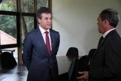 O governador Beto Richa afirmou nesta terça-feira (28) não ter dúvida alguma de que há motivação política na greve dos professores. “Não há justificativa para a paralisação dos professores”, afirmou Richa. “O que há é uma instrumentalização deste movimento por partidos políticos, pela CUT, pela APP-Sindicato, que é um braço sindical do PT e que querem o confronto e o desgaste político do governo porque são meus adversários”, disse ele.