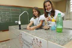 Atividade proporcionou aos alunos oportunidade de realizarem pesquisas e orientarem visitantes sobre o combate a epidemias.