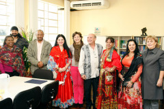 A Secretaria de Estado da Educação do Paraná é a primeira pasta do País a ter uma coordenação especial para a educação cigana. O certificado de criação do órgão foi entregue a lideranças ciganas pela superintendente da Educação, Fabiana Campos, nesta quarta-feira (27), em Curitiba. A coordenação trabalhará para promover a inclusão cidadã e garantir o direito ao acesso à educação para as etnias Kalo e Romani.