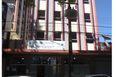 Núcleo esclarece que os dizeres de apoio à greve que estavam pintados em vermelho no vidro da entrada do Núcleo foram feitos por manifestantes.