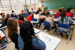Nesta quarta (03), 94% das 2,1 mil escolas da rede estadual funcionaram total ou parcialmente. Com atendimento 100% normal eram 411 unidades.