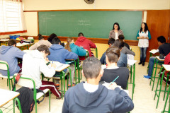 Dados do Ministério do Trabalho e Emprego (MTE) apontam que a remuneração média dos professores de ensino médio nas escolas particulares é de R$ 2.232,36.