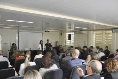 Secretária deixou claro a necessidade de reposição de aulas e cumprimento dos 200 dias letivos e 800 horas. Novos calendários devem ser entregues até o dia 19.