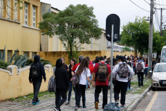 Professores da rede estadual de ensino decidiram em assembleia encerrar a paralisação que durou 29 dias letivos. Calendários de reposição começam a ser elaborados.