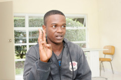 Bernardo Rikenson também está no Estado há dois meses. Ele contou que veio para o Paraná para estudar e que o curso está sendo fundamental para aprender o idioma. “Eu vim para o Brasil para estudar e precisava conhecer o idioma. Não acho difícil, apenas um pouco complicado”, disse Bernardo que já têm fluência em francês e inglês e domina o espanhol. “Quero estudar mecânica industrial e continuar no Brasil”, confessou.