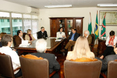 A secretária de Estado da Educação, professora Ana Seres, representantes da AMP e do Conselho Estadual de Educação reuniram-se nesta quinta-feira (18), em Curitiba, para encontrar uma solução. Também participaram técnicos e chefes das áreas de legislação escolar, logística e recursos humanos da Secretaria da Educação. À tarde, o grupo foi recebido pelo chefe da Casa Civil, Eduardo Sciarra.