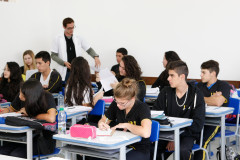 O custo mensal de um aluno do ensino médio da rede estadual de ensino no Paraná quase triplicou em oito anos. De acordo com dados do Fundo Nacional de Desenvolvimento da Educação (FNDE), no ano de 2007 o custo por mês de um estudante de ensino médio era de R$ 132,00 (R$ 1.584,00/ano). Agora, o valor mensal é de R$ 301,00 (R$ 3.612,00/ano).