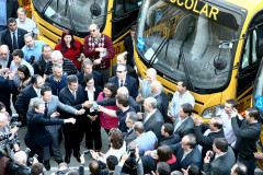 O governador Beto Richa anunciou, nesta terça-feira (23), a liberação de mais R$ 9 milhões para os municípios custearem as despesas com o transporte dos alunos da rede estadual, durante a reposição de aulas. O anúncio foi feito na solenidade em que Richa entregou 20 novos ônibus para transporte escolar, a maioria deles para colégios agrícolas.