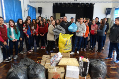 Os estudantes do curso técnico em Química do Colégio Estadual Francisco Carneiro Martins, em Guarapuava, na região Centro-Sul, arrecadaram 980 quilos de alimentos, roupas, sapatos e cobertores para entidades filantrópicas da região. A coleta foi feita na 2° Semana de Química e contou com a participação de alunos, professores, funcionários e comunidade.