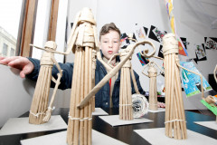Luiz Miguel Becker, de 12 anos, do 7º ano do Colégio Estadual João Mazzarotto, no Capão Raso, participa da exposição com uma escultura egípcia feita com modelagem de papel craft. “Sempre gostei de artes, me sinto bem fazendo esculturas, é um bom passatempo. Aqui conheci vários materiais novos”, afirmou Luiz Becker. Os pais e o avô dele já foram conferir a exposição.