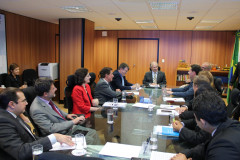 A convite do Consed (Conselho Nacional de Secretários de Educação), a secretária de Estado da Educação, Ana Seres, reuniu-se segunda-feira (27) com integrantes do conselho, em Brasília, para debater a distribuição das verbas do Fundeb, o Fundo de Manutenção e Desenvolvimento da Educação Básica e de Valorização dos Profissionais da Educação. A secretária também tratou de diversos assuntos de interesse do Paraná.