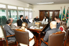 Representantes do Ministério Público do Paraná apresentaram nesta quarta-feira (29), em Curitiba, a nova edição do projeto Geração Atitude à secretária de Estado da Educação, professora Ana Seres. O objetivo do projeto é promover a cidadania e a participação social nos estudantes da rede estadual de ensino. 