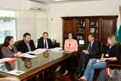 A secretária de Estado da Educação, professora Ana Seres, recebeu nesta terça-feira (04) representantes do sindicato dos professores para conversar sobre diversos temas da área, como o Programa de Desenvolvimento Educacional (PDE), a eleição de diretores de escolas e a ampliação de jornada