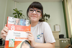 Sarah Danielle Baum de Witt, estudante do 8º do Colégio Estadual Leôncio Correia, em Curitiba, estuda matemática e física nas horas vagas, em casa, e incentiva os colegas a também participarem da Obmep