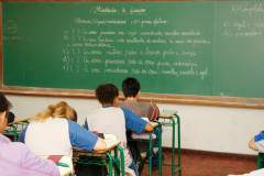 O Governo do Estado depositou mais R$ 3,9 milhões na conta das escolas do Paraná. Essa é a sexta parcela da cota normal consumo do Programa Fundo Rotativo, e o dinheiro já está disponível nesta terça-feira (11) para os diretores comprarem itens de limpeza, lâmpadas, gás, material de expediente, didático e esportivo. 