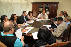 Reuniões ocorrem periodicamente com representantes da SEED para tratar da pauta de reivindicações da categoria.