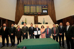 O Governo do Estado, por meio da Secretaria de Estado da Educação e da Assessoria Especial de Juventude, firmou nesta segunda-feira (17) um convênio com a Assembleia Legislativa do Paraná, Tribunal de Justiça e Ministério Público do Estado para colocar em prática o projeto Geração Atitude. 