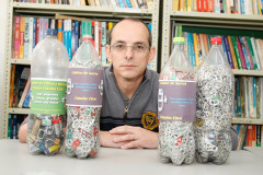 No Colégio Estadual Tenente Sprenger, em Pinhais (Região Metropolitana de Curitiba), além de se preparar para os exames, os alunos do ensino médio têm outra preocupação: ajudar o próximo. Na foto professor João Carlos Brandão.