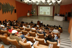 A Secretaria de Estado da Educação realizou nesta terça-feira (25), em Curitiba, audiência pública com produtores rurais e representantes de 30 cooperativas para debater os preços dos alimentos da agricultura familiar que serão fornecidos às escolas da rede estadual em 2016. Este é o terceiro ano em que os agricultores participam diretamente das discussões para definição dos preços dos alimentos que irão fornecer. 