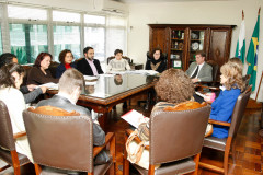 A secretária de Estado da Educação, professora Ana Seres, reuniu-se nesta quinta-feira (27) com representantes do sindicato dos professores, para conversar sobre a proposta do governo para o processo de escolha dos diretores das escolas da rede estadual de ensino. O projeto de lei enviado pelo governo tramita na Assembleia Legislativa e aguarda votação. As eleições serão realizadas em novembro e dezembro. Os mandatos atuais se encerram em 31 de dezembro.