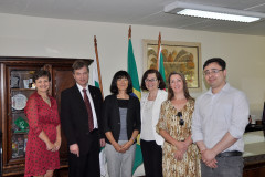 A secretária de Estado da Educação, professora Ana Seres, recebeu, nesta terça-feira (01), em seu gabinete, a supervisora educacional japonesa Shimauchi Mitsuko, do município japonês de Toyohashi. Participaram da reunião também o diretor-geral da SEED, Edmundo da Veiga; a superintendente de Educação, Fabiana Cristina Campos; a superintendente de Desenvolvimento Educacional, Vanda Dolci Garcia; e o diretor de Políticas e Programas Educacionais, Eziquiel Menta.