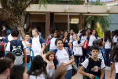 O projeto de lei sobre as eleições de diretores e diretores auxiliares para as escolas estaduais do Paraná, que está em trâmite na Assembleia Legislativa, é similar ao que acontece em outros estados brasileiros – defende o processo democrático, com votação de toda a comunidade escolar, incluindo os funcionários, e exige capacitação para quem vai assumir a função.