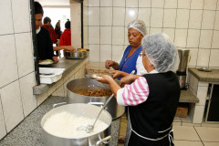 Formação Continuada para as merendeiras e merendeiros que trabalham nas escolas estaduais começa em 5 de outubro e será na modalidade EAD.