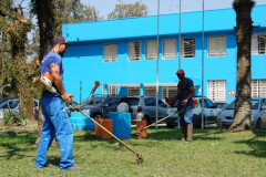 O Colégio Estadual Paulo Leminski passa por obras de reparo que incluem pintura e jardinagem, feitas por detentos do projeto Mãos Amigas.