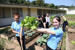 Promover a interação entre a escola e a comunidade, incentivar e oferecer uma alimentação saudável aos alunos. Foi com esses objetivos que surgiu o projeto da horta educativa no Colégio Estadual do Campo Professor Aloísio, localizado na comunidade rural de São Silvestre, a cerca de 60 quilômetros do Centro do município de Campo Largo, na Região Metropolitana de Curitiba (RMC). 