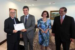 O governador Beto Richa deu posse nesta terça-feira (29) ao presidente do Conselho Estadual de Educação do Paraná (CEE-PR), professor Oscar Alves, e aos novos titulares e suplentes do órgão. A cerimônia foi no Palácio Iguaçu, em Curitiba. Alves foi reconduzido ao cargo até 2018. A gestão dos demais conselheiros é de um período de seis anos.