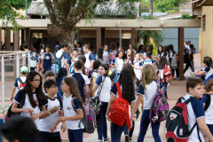 A eleição para diretores e diretores auxiliares das 2,1 mil escolas estaduais será direta, com voto não mais paritário, mas universal. O voto terá o mesmo peso para professores, funcionários, alunos maiores de 16 anos e pais de alunos menores, tornando o processo de escolha mais democrático.