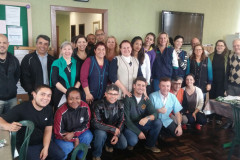 O Brasil comemora na quinta-feira, 15 de outubro, o dia do professor. O Paraná tem 74.283 professores na rede estadual - 52.353 do quadro próprio e 21.930 temporários (PSS). Eles são responsáveis por ensinar 1 milhão de alunos.