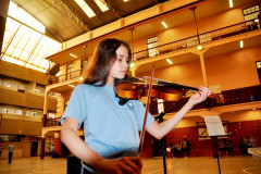 O show musical contou com uma aluna recém-chegada à escola. Cloud Alsaad, de 11 anos, está na 6ª série e estuda há dois meses no colégio. Ela veio com a família da cidade de Daraa, fugindo da guerra civil que assola a Síria. Cloud toca violino e já consegue se comunicar em português.