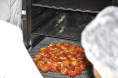 Os professores e funcionários dos colégios estaduais agrícolas aprendem na prática a produção de embutidos, carnes defumado, frutas e condimentos desidratados. A atividade é uma das oficinas realizadas no Simpósio: Eixo Tecnológico Recursos Naturais promovido pela Secretaria de Estado da Educação que se encerra nesta sexta-feira (23), em Foz do Iguaçu, Oeste do Paraná.