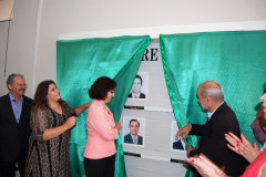 A secretária da Educação, professora Ana Seres, participou da inauguração da galeria de chefes do Núcleo Regional de Educação (NRE) de Campo Mourão, na sexta-feira (23). O evento contou com a presença de ex-chefes do Núcleo, de familiares e autoridades da região.