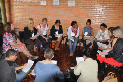 Durante três dias, cerca de 600 representantes da comunidade escolar entre gestores, conselho escolar, Associação de Pais, Mestres e Funcionários (APMF), Grêmio Estudantil, agentes educacionais I e II, além de técnicos pedagógicos da Secretaria de Estado da Educação e Núcleos Regionais de Educação (NREs) estiveram reunidos no Centro de Eventos da Copel, em Faxinal do Céu, no Vale do Ivaí, para debater sobre a “Escola que temos e a escola que queremos: rumo à Base Nacional Comum