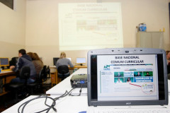 As escolas da rede estadual de ensino do Paraná debateram, nesta sexta-feira (6), as propostas preliminares do documento estadual que contribuirá para a construção da Base Nacional Comum Curricular (BNCC). O debate foi realizado simultaneamente nas escolas da rede pública em todo o Brasil.
