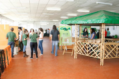 Mais de 30 pesquisas científicas estão expostas na terceira edição do “Dia de Campo e Feira de Profissões – Educação, Produção e Tecnologia”, promovida pelo Centro Estadual de Educação Profissional (CEEP) Newton Freire Maia, em Pinhais, na Região Metropolitana de Curitiba. Os trabalhos foram desenvolvidos ao longo do ano e são apresentados à comunidade, agricultores e empresários nesta quarta (11) e quinta-feira (12).