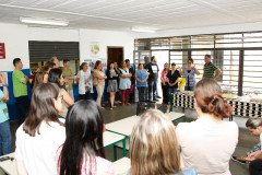 A forte chuva que atingiu Curitiba na quarta-feira (11) destelhou parte do setor administrativo do Colégio Estadual João Bettega, no bairro Novo Mundo. No entanto, os estragos não vão prejudicar o andamento do cronograma escolar, já que as salas de aula não foram atingidas. O calendário será cumprido até o dia 23 de dezembro.