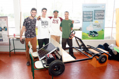 Estudantes do 1° ano do curso técnico em Energias Renováveis do Centro Estadual de Educação Profissional Newton Freire Maia, em Pinhais, na Região Metropolitana de Curitiba, trabalham há um ano no protótipo de carro movido a energia solar. O experimento foi apresentado durante a terceira edição do “Dia de Campo e Feira de Profissões – Educação, Produção e Tecnologia” realizada pelo Centro na semana passada.