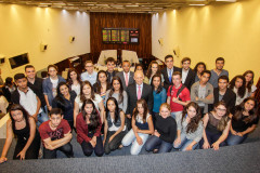Alunos do projeto "Geração Atitude", entregam projeto de lei ao presidente da Assembleia Legislativa, deputado Ademar Traiano. Curitiba, 16/11/2015.